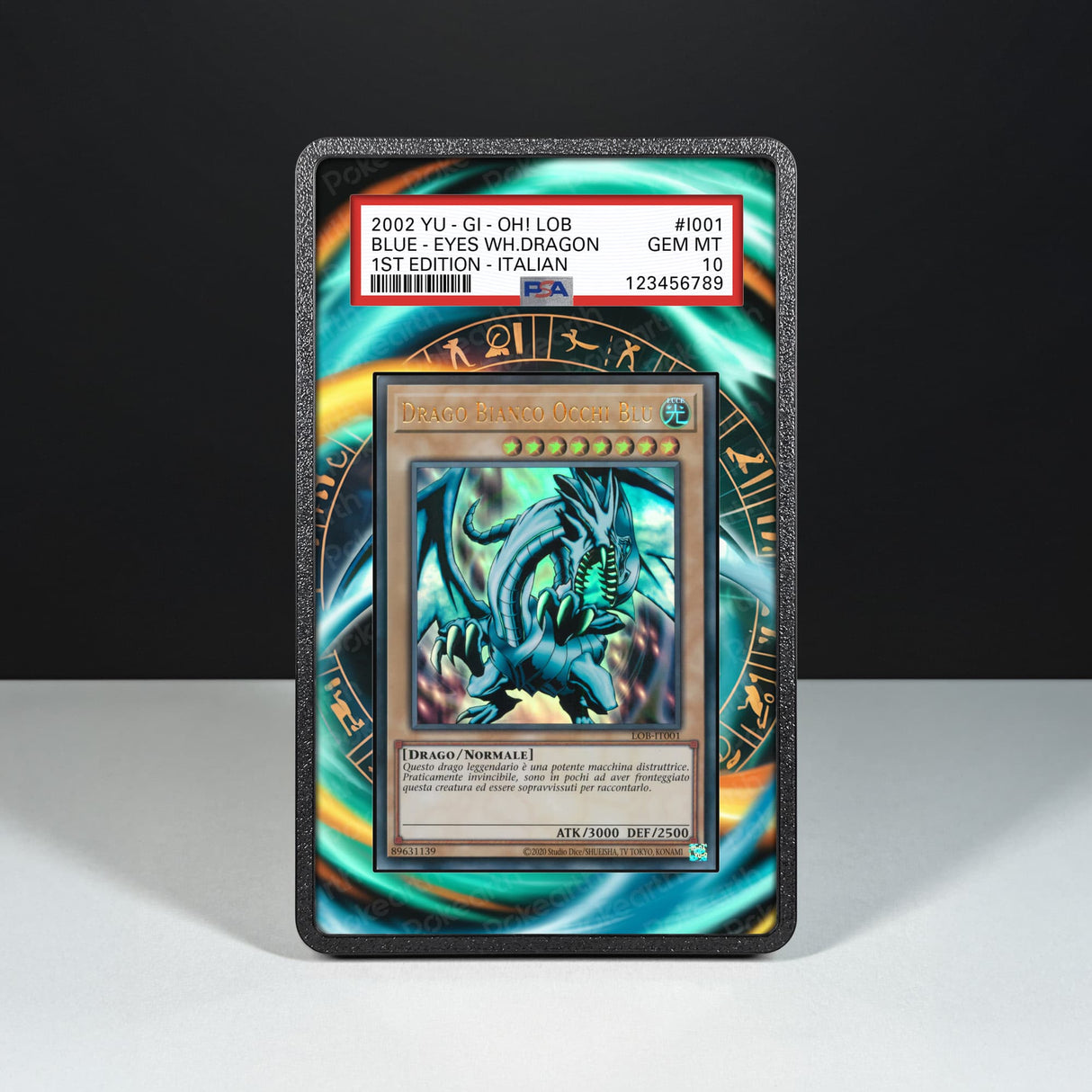 Drago Bianco Occhi Blu 001 - Custodia con Artwork Esteso per Carte Gradate - Display Case Extended Artwork Pokearth