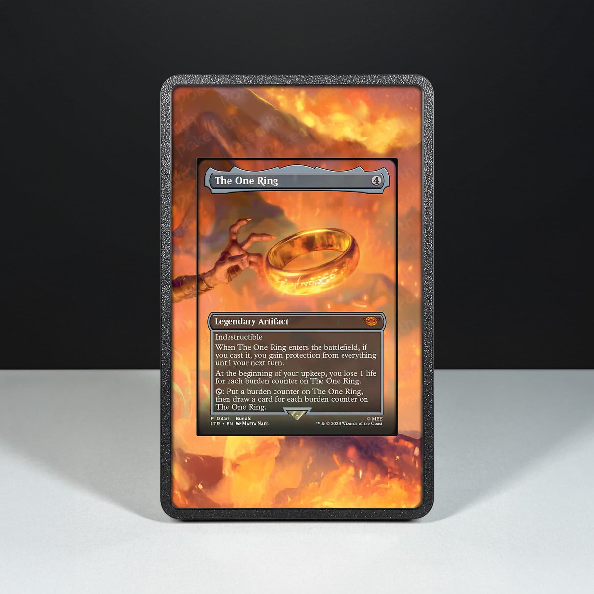 L'Unico Anello 451 - Custodia con Artwork Esteso per Carte Magic - Display Case Extended Artwork Pokearth