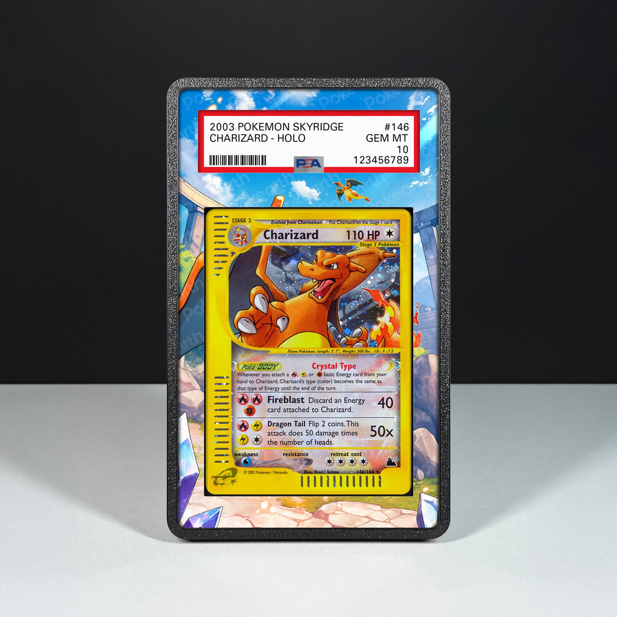 Charizard 146/144 - Custodia con Artwork Esteso per Carte Gradate - Display Case Extended Artwork Pokearth