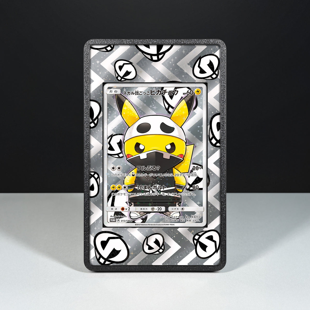 Pretend Team Skull Pikachu 013/SM-P - Schutzhülle mit erweitertem Artwork für Pokémon-Karten