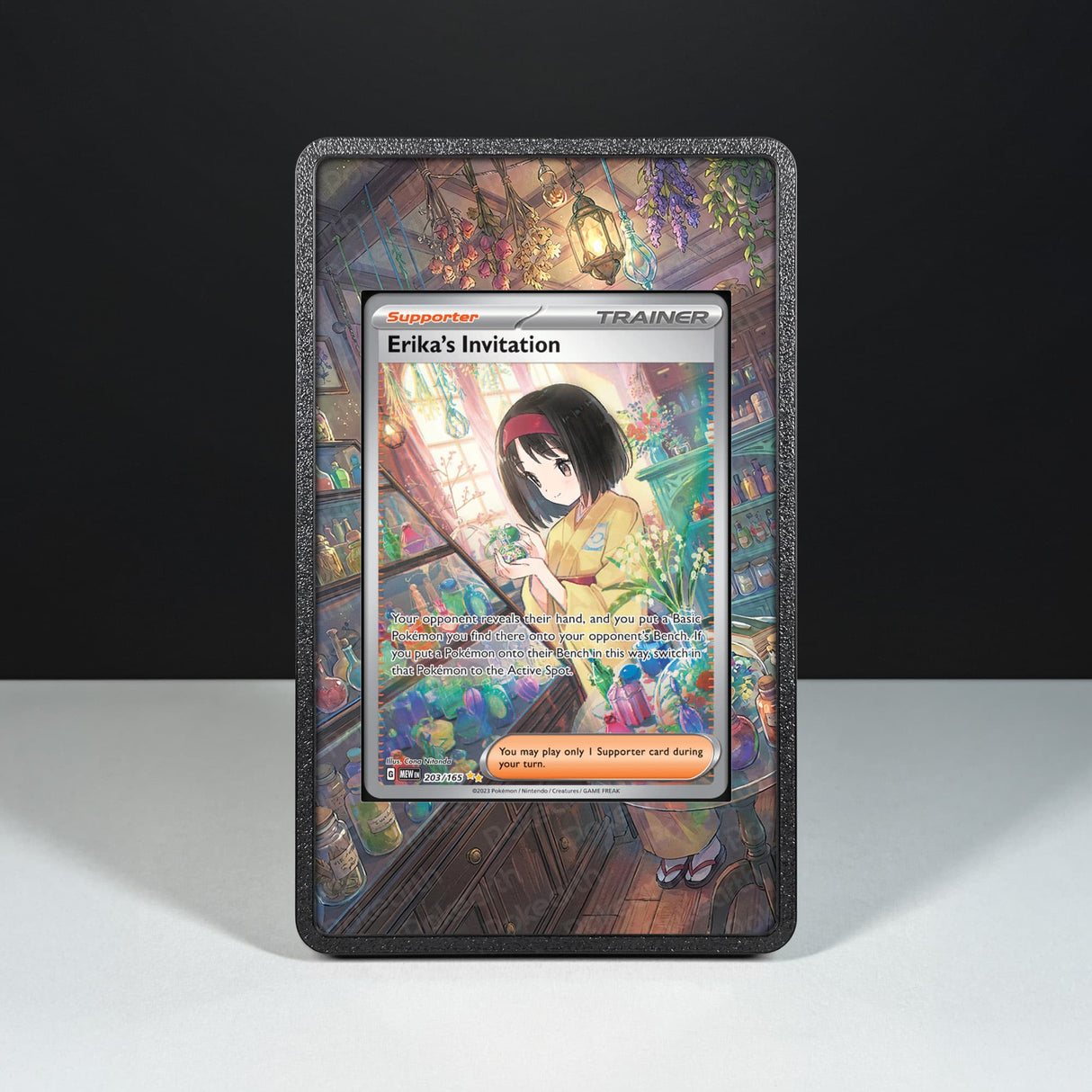 Invito di Erika 203/165 - Custodia con Artwork Esteso per Carte Pokémon - Display Case Extended Artwork Pokearth