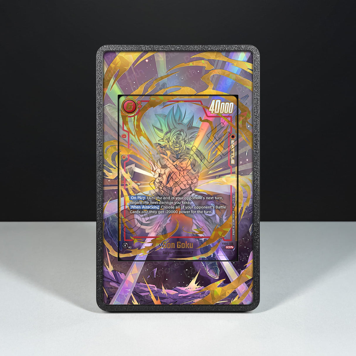 Son Goku FB04-129 - Custodia con Artwork Esteso per Carte Dragon Ball - Display Case Extended Artwork Pokearth