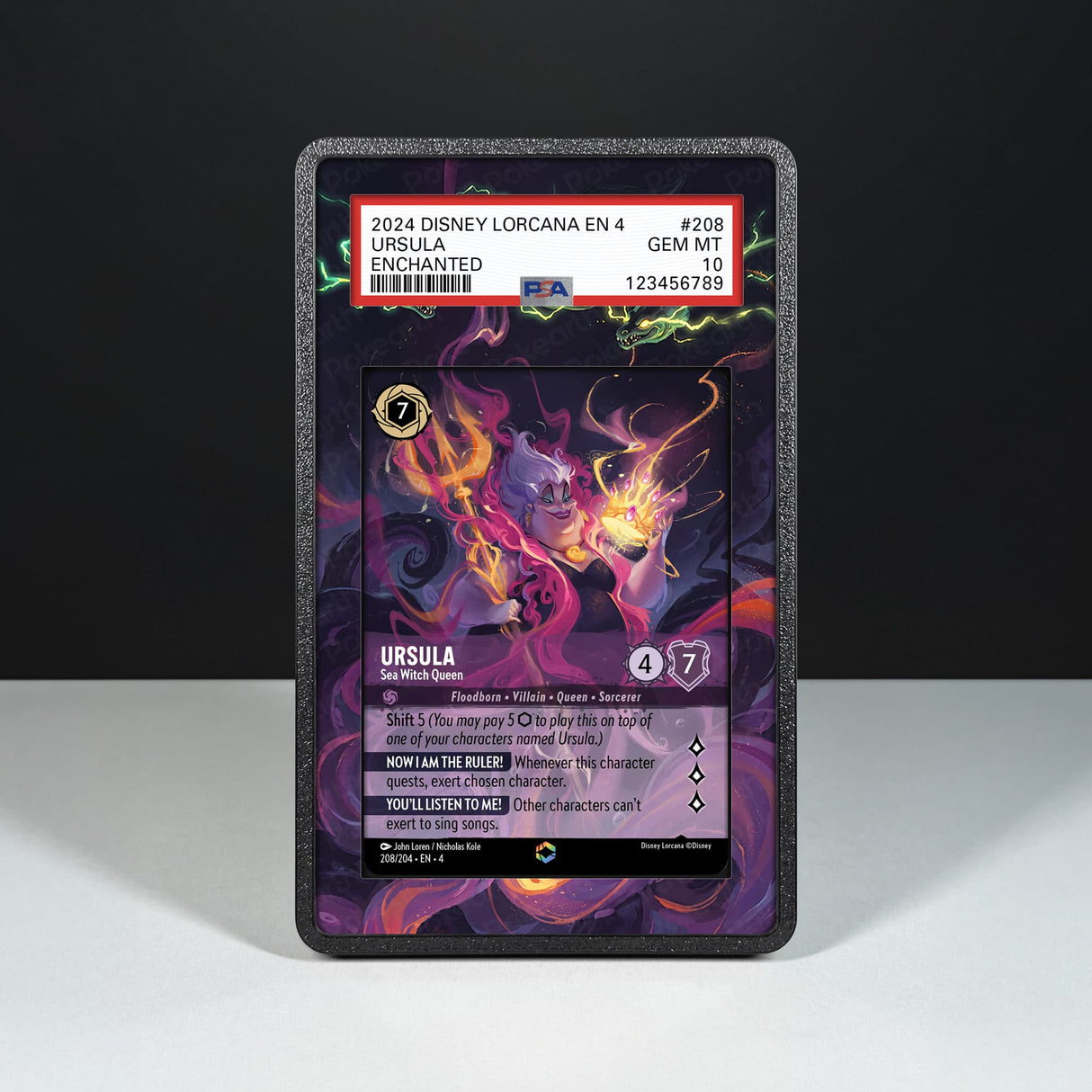 Ursula - Strega del Mare Regina 208/204 Enchanted - Custodia con Artwork Esteso per Carte Gradate - Display Case Extended Artwork Pokearth