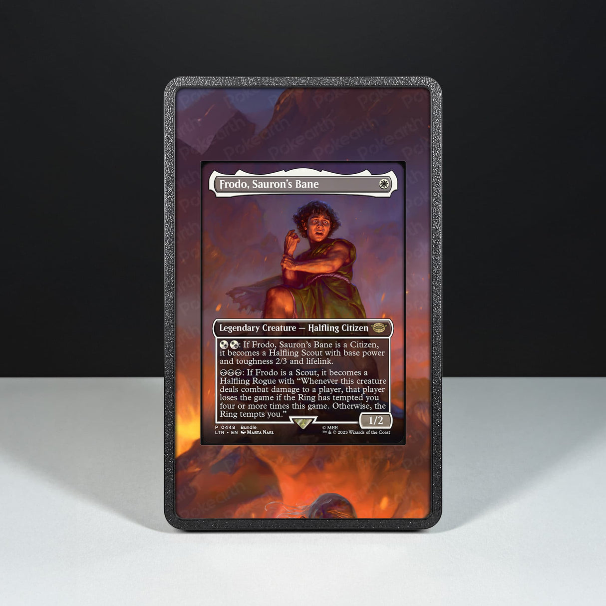 Frodo, Flagello di Sauron 448 - Custodia con Artwork Esteso per Carte Magic - Display Case Extended Artwork Pokearth