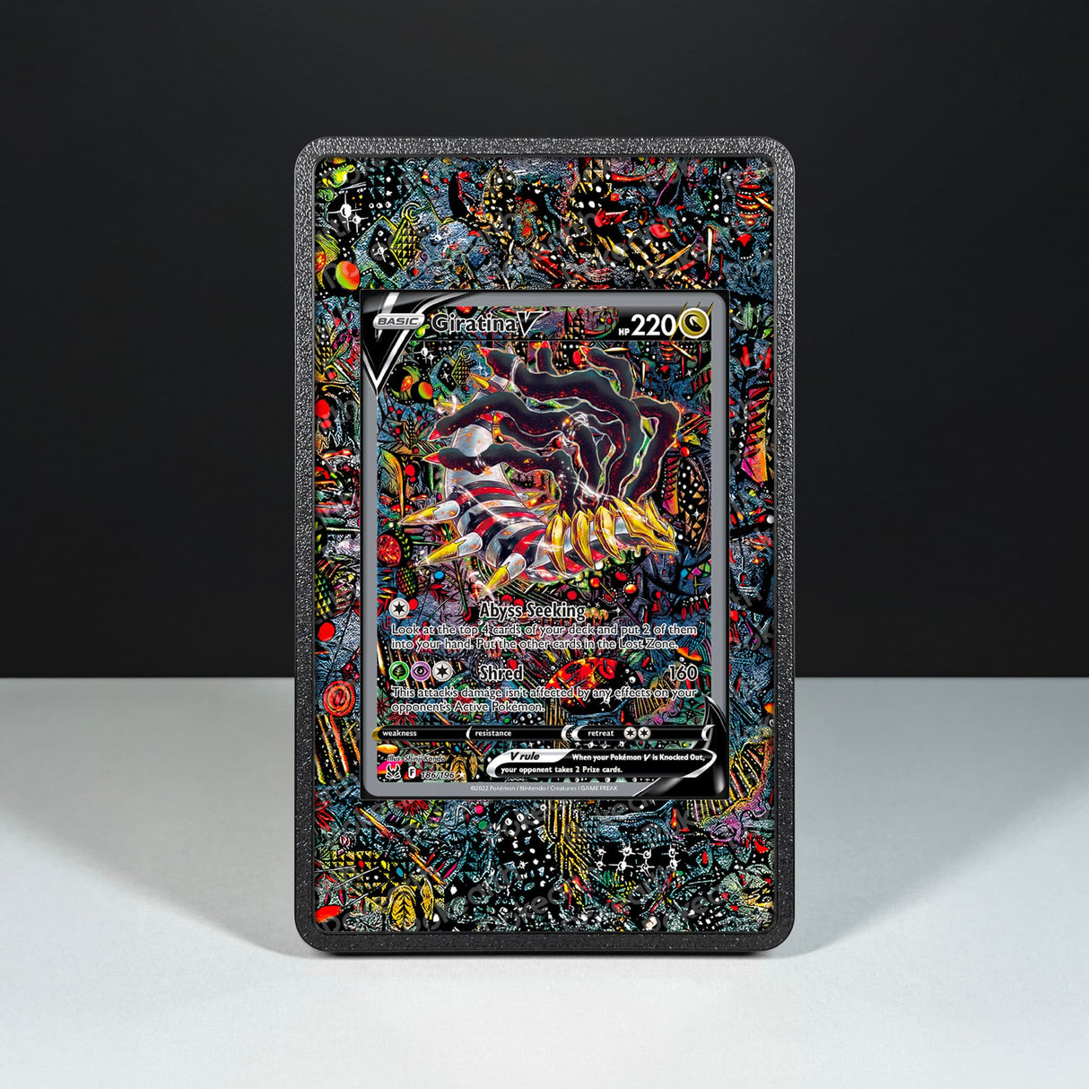 Giratina V 186/196 - Custodia con Artwork Esteso per Carte Pokémon - Display Case Extended Artwork Pokearth