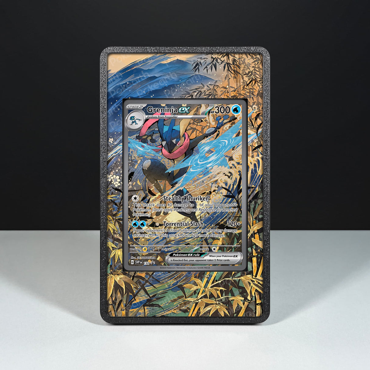 Greninja ex SVP 132 - Custodia con Artwork Esteso per Carte Pokémon - Display Case Extended Artwork Pokearth