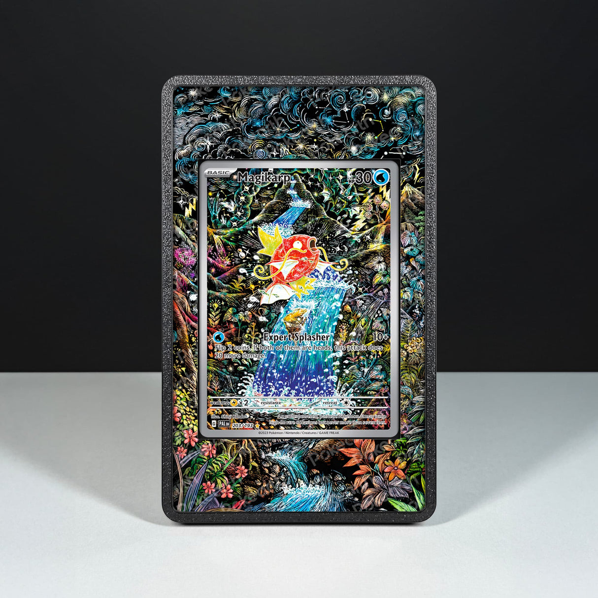 Magikarp 203/193 - Custodia con Artwork Esteso per Carte Pokémon - Display Case Extended Artwork Pokearth