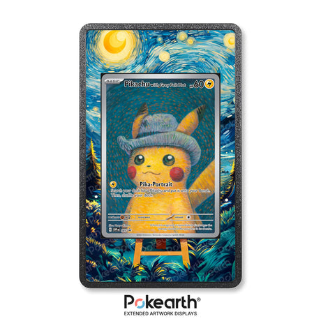 Pikachu with Grey Felt Hat SVP 085 - Custodia con Artwork Esteso per Carte Pokémon - Display Case Extended Artwork Pokearth