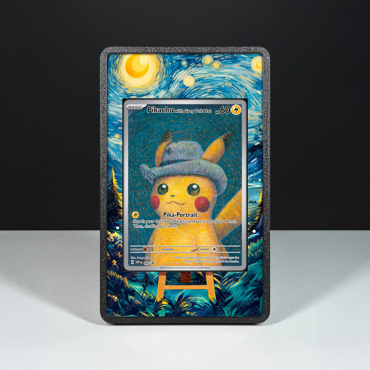 Pikachu with Grey Felt Hat SVP 085 - Custodia con Artwork Esteso per Carte Pokémon - Display Case Extended Artwork Pokearth