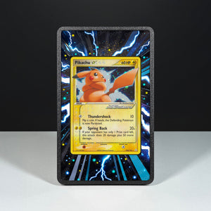 Pikachu Gold Star 104/110 - Custodia con Artwork Esteso per Carte Pokémon - Display Case Extended Artwork Pokearth
