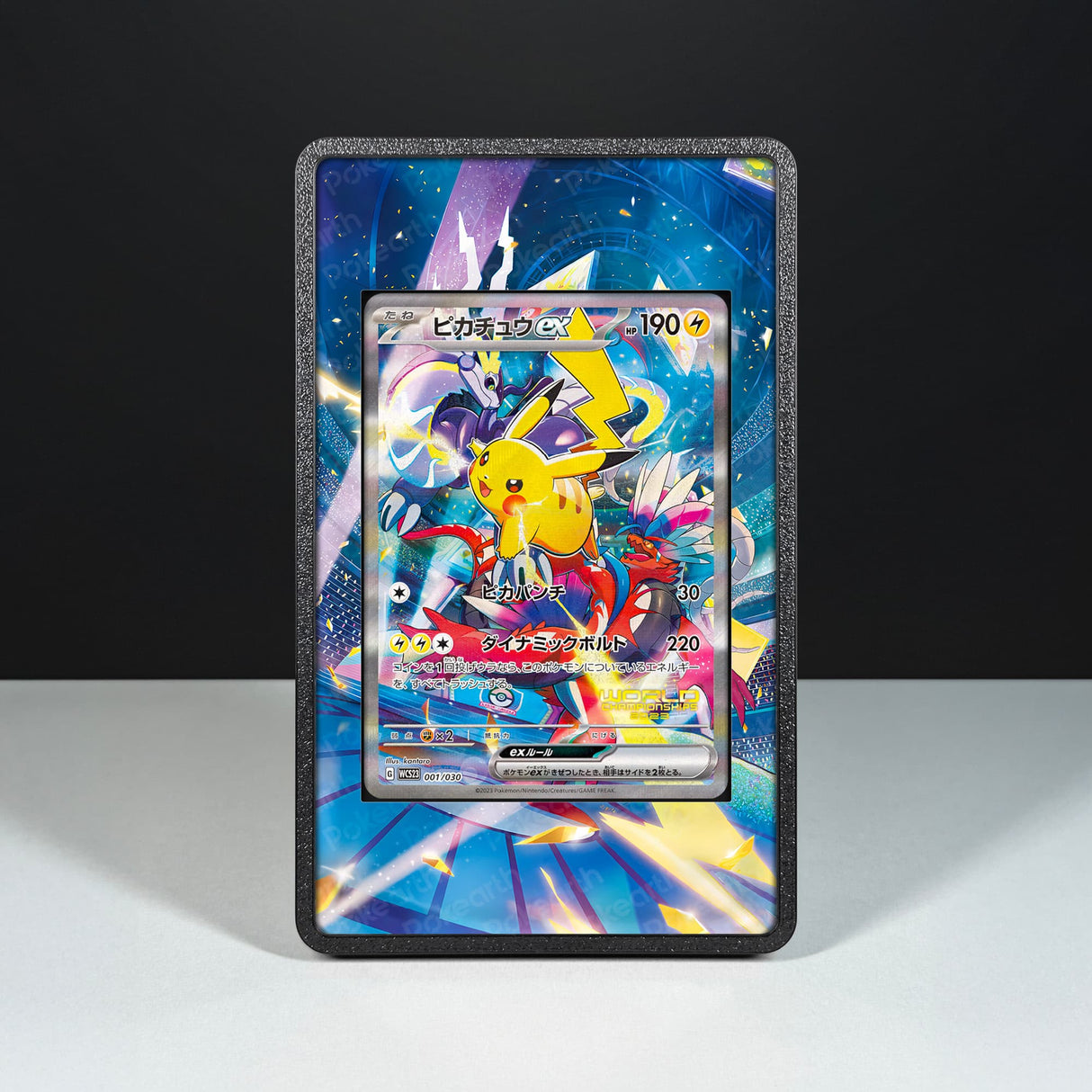 Pikachu WCS23 001/030 - Custodia con Artwork Esteso per Carte Pokémon - Display Case Extended Artwork Pokearth