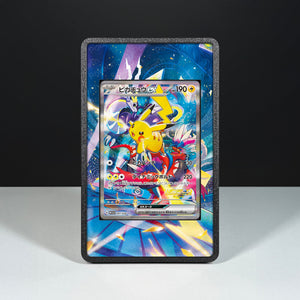 Pikachu WCS23 001/030 - Custodia con Artwork Esteso per Carte Pokémon - Display Case Extended Artwork Pokearth