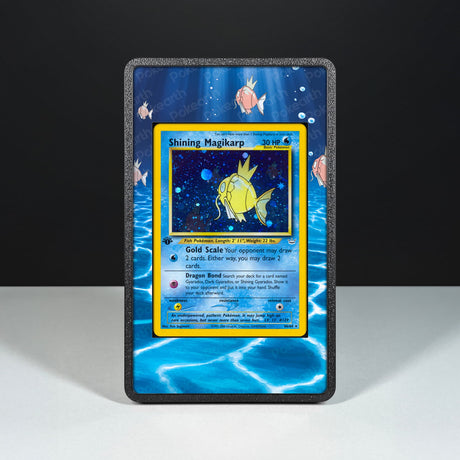 Shining Magikarp 66/64 - Custodia con Artwork Esteso per Carte Pokémon - Display Case Extended Artwork Pokearth