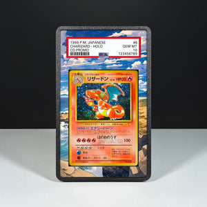 Charizard No. 006 - CD Promo - Custodia con Artwork Esteso per Carte Gradate - Display Case Extended Artwork Pokearth