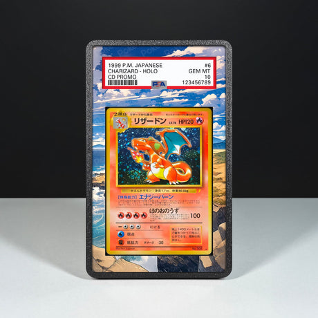 Charizard No. 006 - CD Promo - Custodia con Artwork Esteso per Carte Gradate - Display Case Extended Artwork Pokearth
