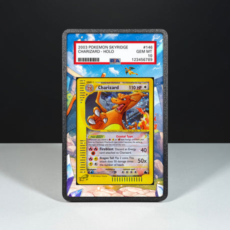 Charizard 146/144 - Custodia con Artwork Esteso per Carte Gradate - Display Case Extended Artwork Pokearth