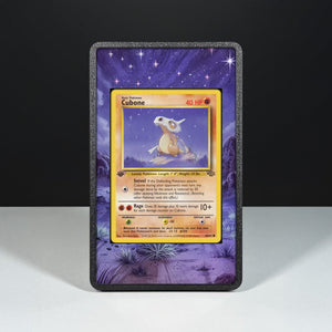 Cubone 50/64 - Custodia con Artwork Esteso per Carte Pokémon - Display Case Extended Artwork Pokearth