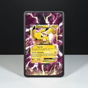 Pikachu EX XY84 - Custodia con Artwork Esteso per Carte Pokémon