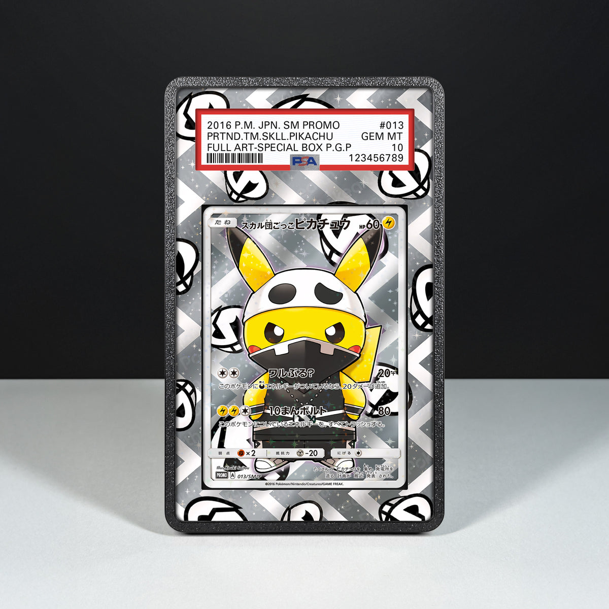 Pretend Team Skull Pikachu 013/SM-P – Case mit erweitertem Artwork für bewertete Karten