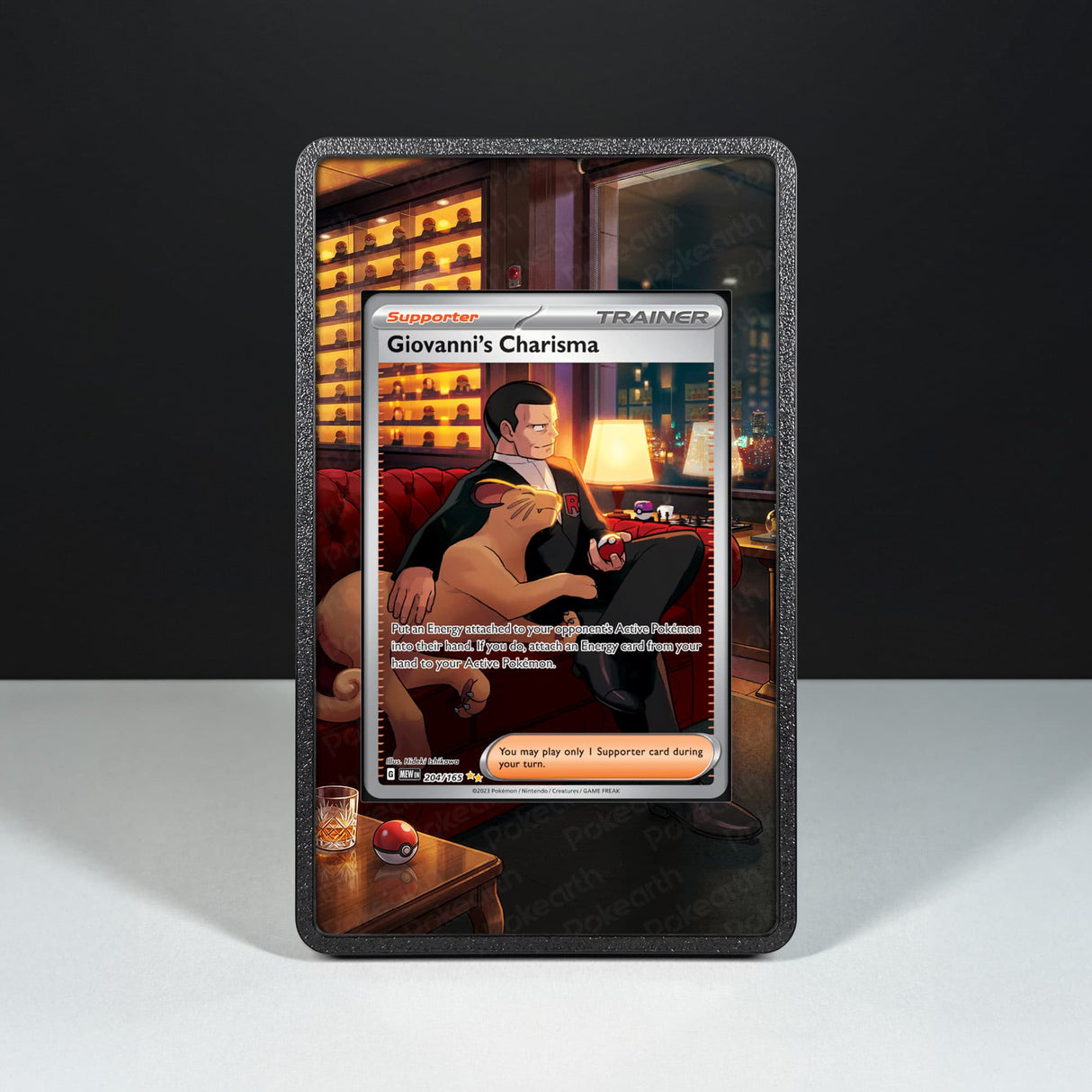 Carisma di Giovanni 204/165 - Custodia con Artwork Esteso per Carte Pokémon - Display Case Extended Artwork Pokearth