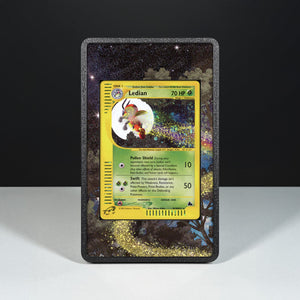 Ledian H14/H32 - Custodia con Artwork Esteso per Carte Pokémon - Display Case Extended Artwork Pokearth