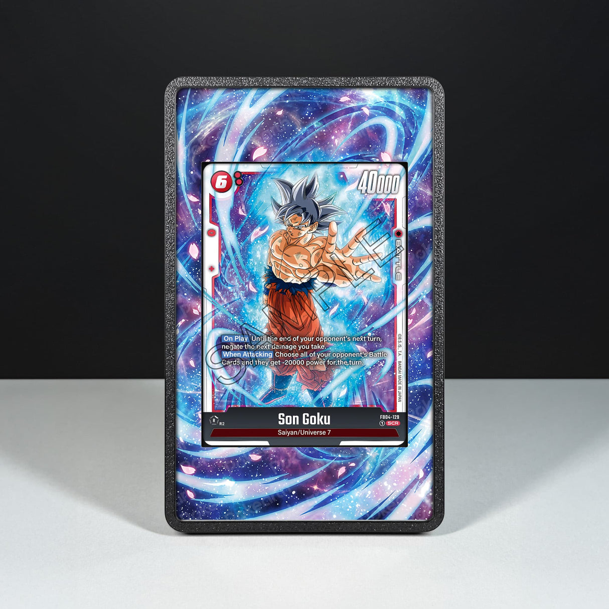 Son Goku FB04-129 - Custodia con Artwork Esteso per Carte Dragon Ball - Display Case Extended Artwork Pokearth