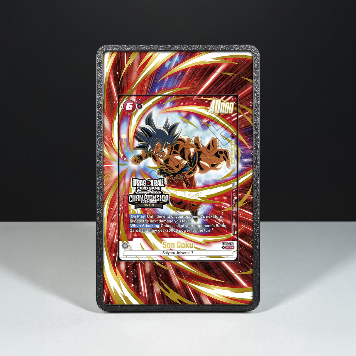 Son Goku FB04-129 - Custodia con Artwork Esteso per Carte Dragon Ball - Display Case Extended Artwork Pokearth