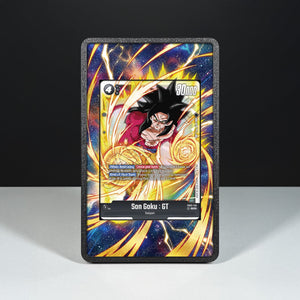 Son Goku FB03-140 - Custodia con Artwork Esteso per Carte Dragon Ball - Display Case Extended Artwork Pokearth