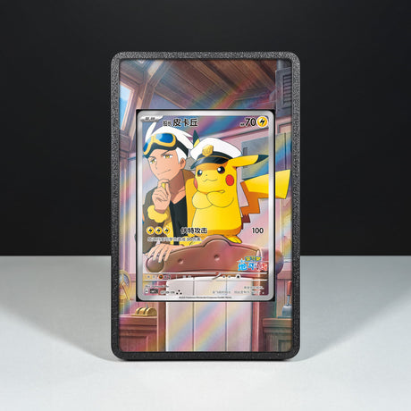 Capitan Pikachu CBB1C 0709/09 - Custodia con Artwork Esteso per Carte Pokémon - Display Case Extended Artwork Pokearth