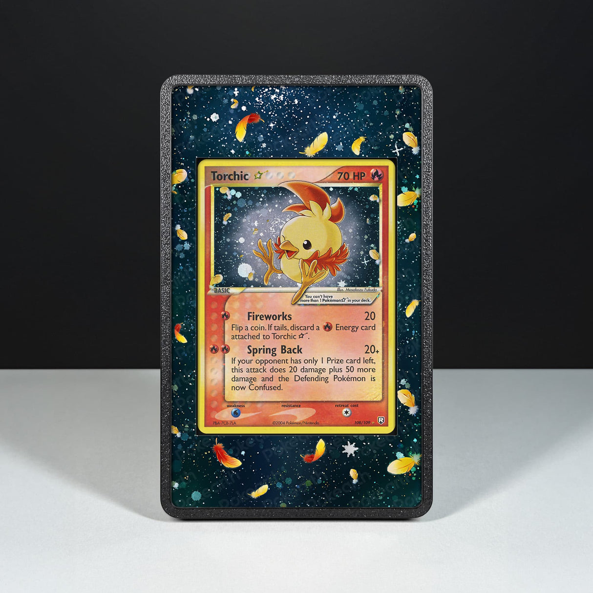 Torchic Gold Star 108/109 - Custodia con Artwork Esteso per Carte Pokémon - Display Case Extended Artwork Pokearth