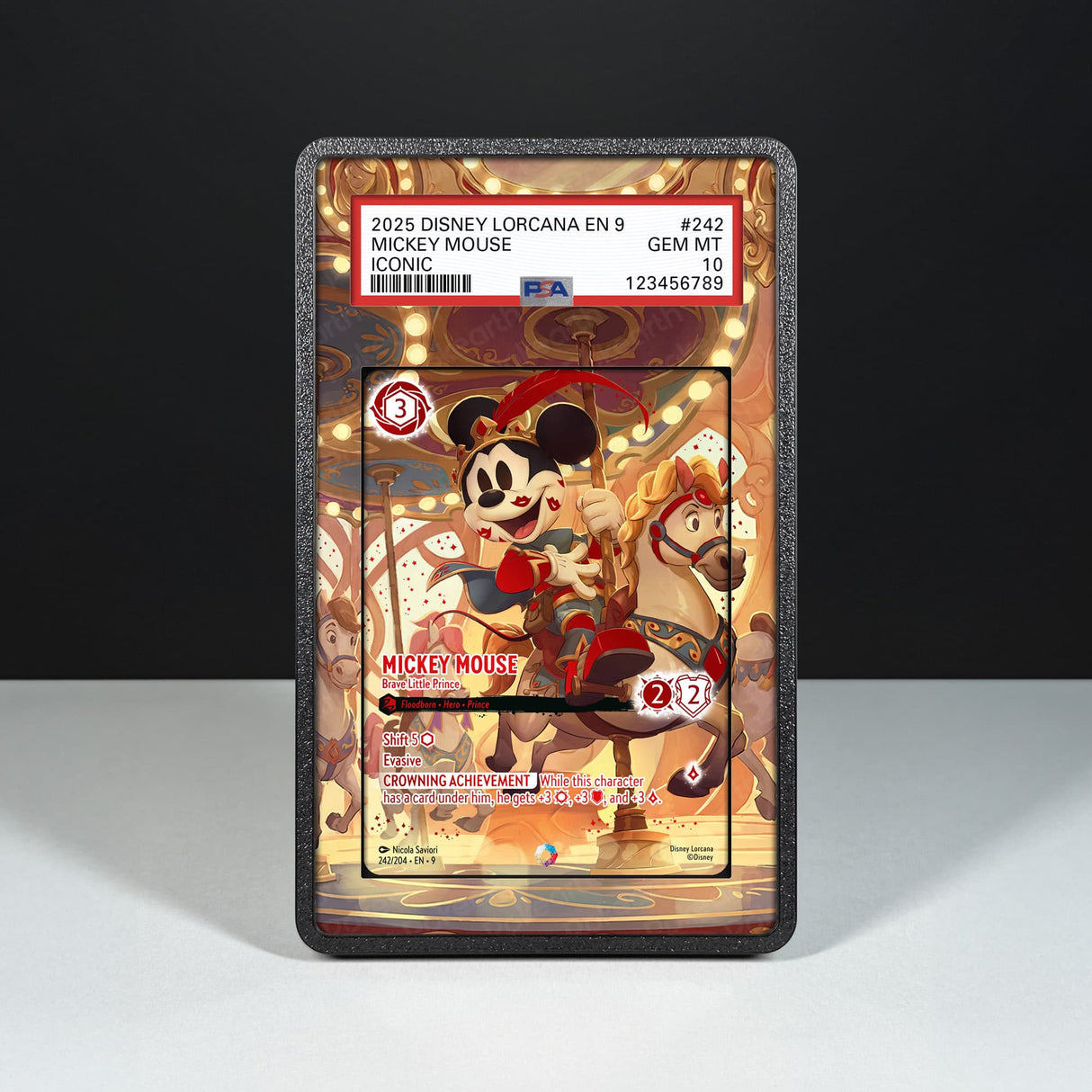 Topolino - Eroico Principe 242/204 Iconic - Custodia con Artwork Esteso per Carte Gradate - Display Case Extended Artwork Pokearth