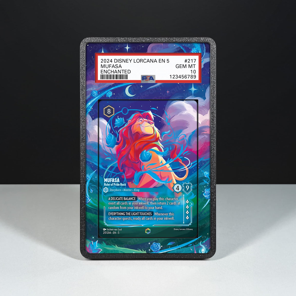 Mufasa - Sovrano della Rupe dei Re 217/204 Enchanted - Custodia con Artwork Esteso per Carte Gradate - Display Case Extended Artwork Pokearth
