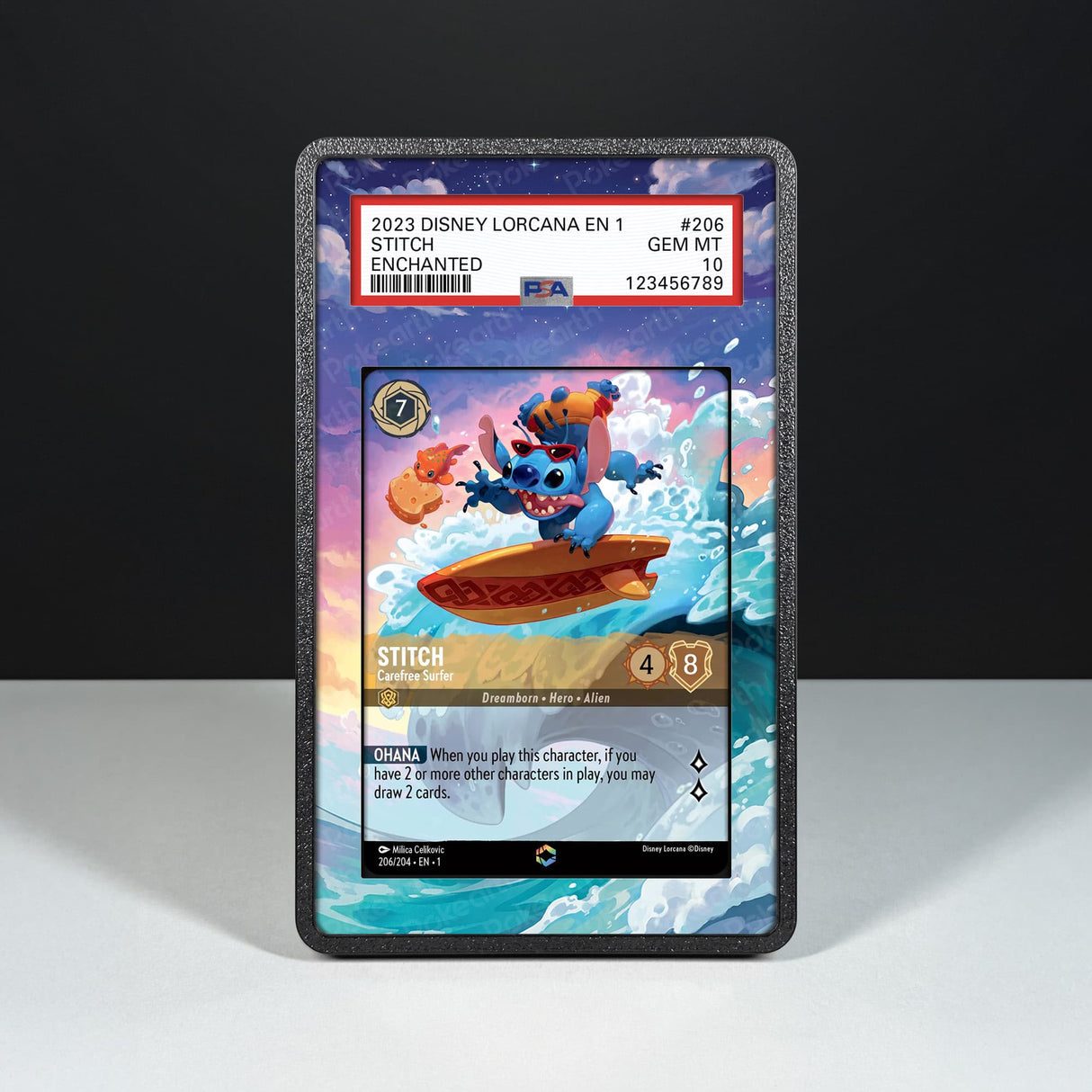 Stitch - Carefree Surfer 206/204 Enchanted - Custodia con Artwork Esteso per Carte Gradate - Display Case Extended Artwork Pokearth